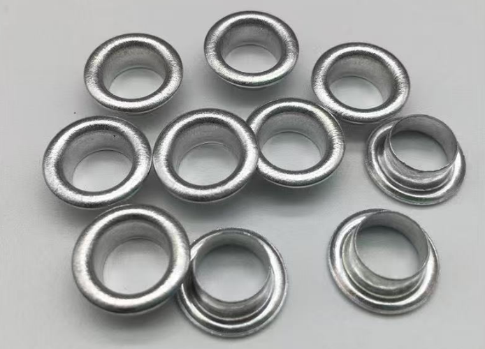 Différents matériaux des œillets