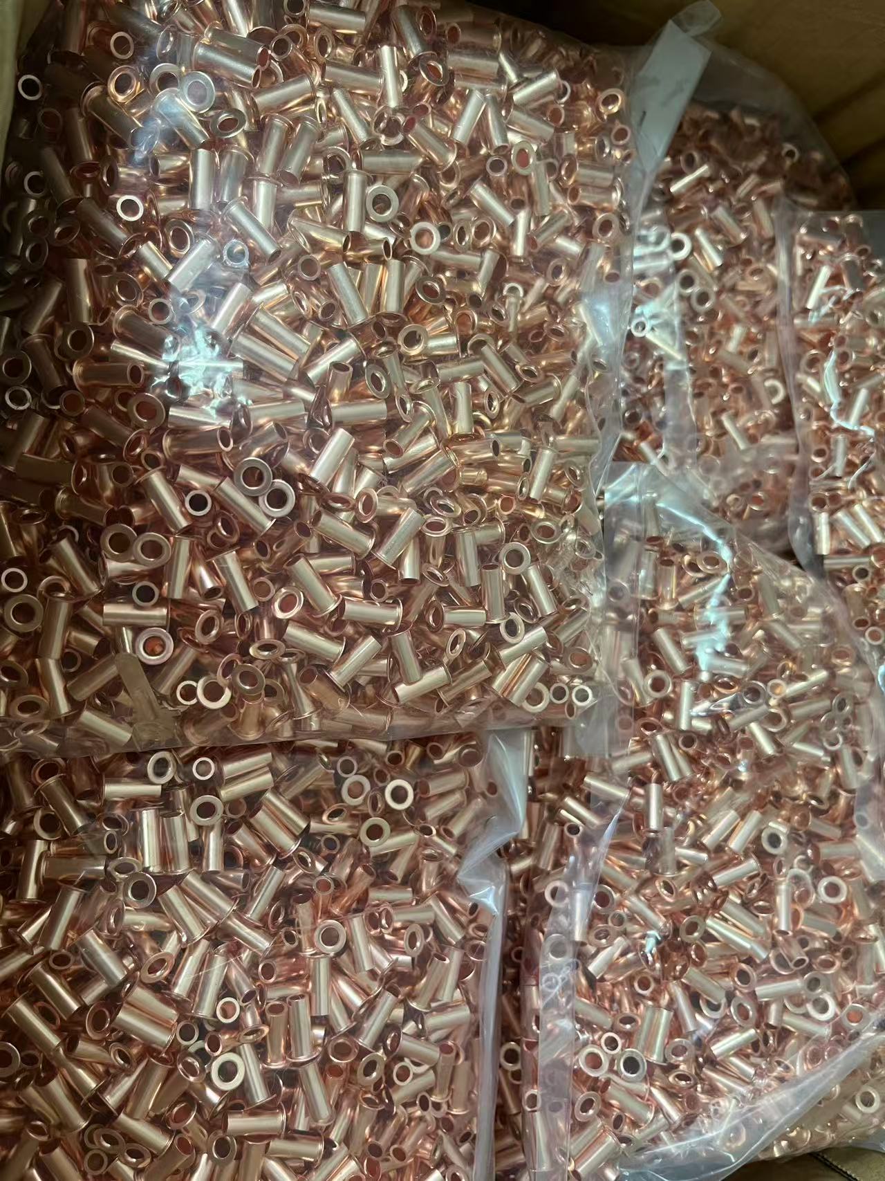 Nuote Metals expédie des rivets tubulaires en cuivre DIN 7340 A en Hongrie – petit lot, précision totale